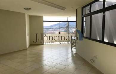 Imagem: A casa possui 4 Dormitórios, 5 Banheiros, 4 Vagas na garagem