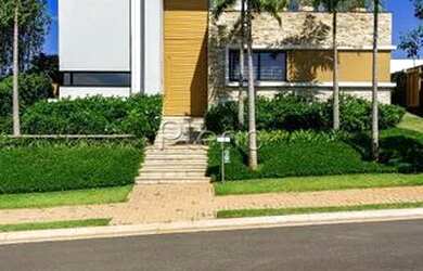 Imagem: A casa em condomínio possui 4 Dormitórios, 3 Banheiros, 5