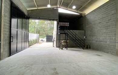 Imagem: O depósito possui 2 Vagas na garagem, 180m² de Área e Imóvel