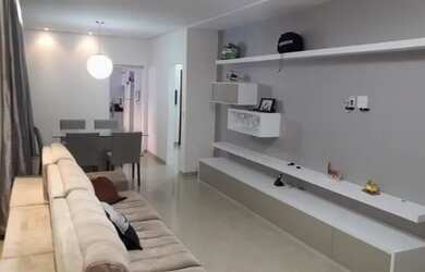 Imagem: A casa possui 2 Dormitórios, 2 Banheiros, 2 Vagas na garagem