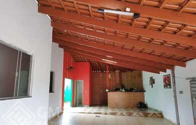 Imagem: A casa possui 2 Dormitórios, 1 Banheiro, 2 Vagas na garagem