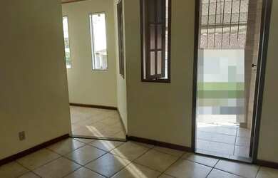 Imagem: A casa possui 3 Dormitórios, 2 Banheiros, 1 Vaga na garagem