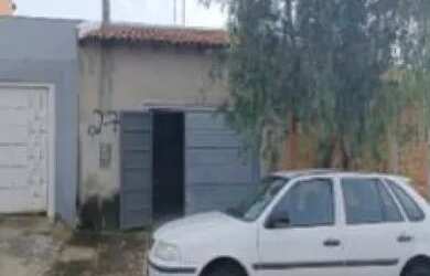 Imagem: A casa possui 2 Dormitórios, 1 Banheiro, 2 Vagas na garagem