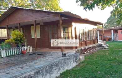 Imagem: A casa possui 5 Dormitórios, 3 Banheiros, 2 Vagas na garagem