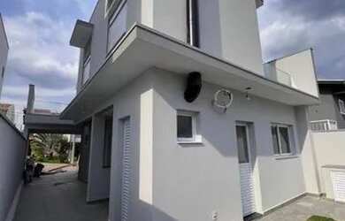 Imagem: A casa possui 3 Dormitórios, 2 Banheiros, 2 Vagas na garagem