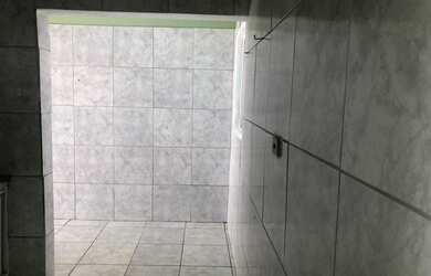 Imagem: A casa possui 3 Dormitórios, 1 Banheiro, 2 Vagas na garagem