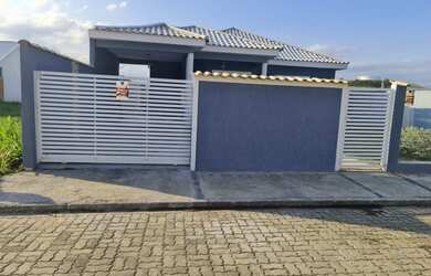 Imagem: A casa e possui 3 Dormitórios, Suítes, 2 Banheiros, 2 Vagas