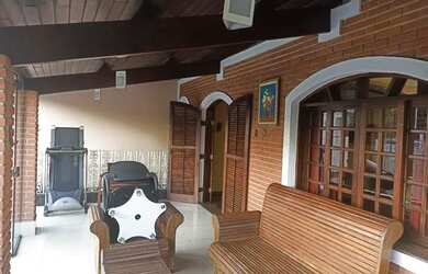 Imagem: A casa possui 4 Dormitórios, 2 Banheiros, 3 Vagas na garagem