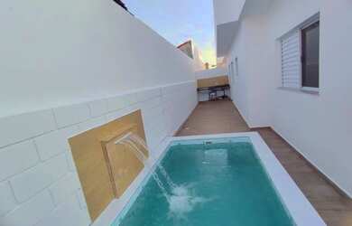 Imagem: A casa possui 2 Dormitórios, 1 Banheiro, 1 Vaga na garagem