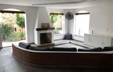 Imagem: A casa possui 3 Dormitórios, 4 Banheiros, 3 Vagas na garagem