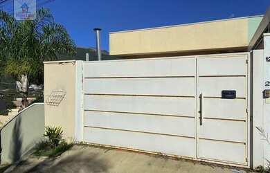 Imagem: A casa possui 3 Dormitórios, 3 Banheiros, 2 Vagas na garagem