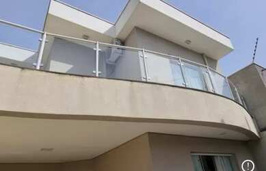 Imagem: A casa possui 3 Dormitórios, 4 Banheiros, 3 Vagas na garagem