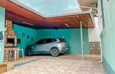 Imagem: A casa possui 3 Dormitórios, 2 Banheiros, 1 Vaga na garagem