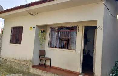 Imagem: A casa possui 2 Dormitórios, 1 Banheiro, 2 Vagas na garagem