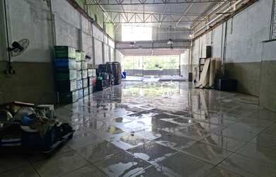 Imagem: O depósito possui 5 Vagas na garagem e 400m² de Área e está