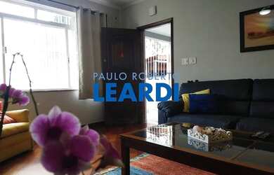 Imagem: A casa possui 3 Dormitórios, 4 Banheiros, 5 Vagas na garagem