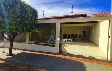 Imagem: A casa possui 3 Dormitórios, 3 Banheiros, 3 Vagas na garagem