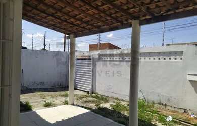 Imagem: A casa possui 2 Dormitórios, 1 Banheiro, 3 Vagas na garagem