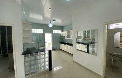 Imagem: A casa possui 2 Dormitórios, 2 Banheiros, 2 Vagas na garagem