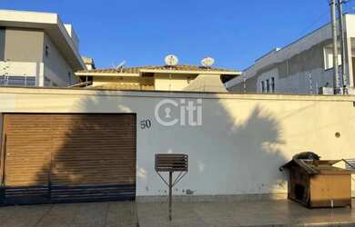 Imagem: A casa possui 2 Dormitórios, 1 Banheiro, 2 Vagas na garagem