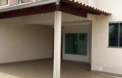 Imagem: A casa possui 4 Dormitórios, 3 Banheiros, 4 Vagas na garagem