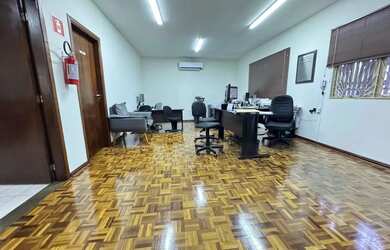 Imagem: O depósito possui 5 Vagas na garagem, 174m² de Área e está