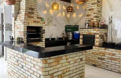 Imagem: A casa possui 3 Dormitórios, 3 Banheiros, 2 Vagas na garagem