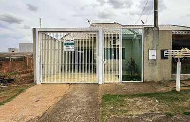 Imagem: A casa possui 3 Dormitórios, 2 Banheiros, 2 Vagas na garagem