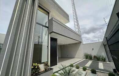 Imagem: A casa possui 3 Dormitórios, 2 Banheiros, 2 Vagas na garagem