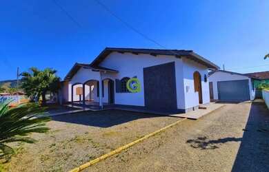 Imagem: A casa possui 3 Dormitórios, 2 Banheiros, 1 Vaga na garagem