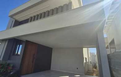 Imagem: A casa em condomínio possui 4 Dormitórios, 4 Banheiros, 4