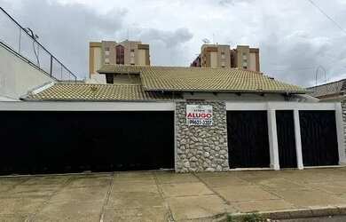 Imagem: A casa possui 4 Dormitórios, 5 Banheiros, 3 Vagas na garagem