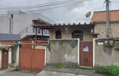 Imagem: A casa possui 3 Dormitórios, 2 Banheiros, 1 Vaga na garagem