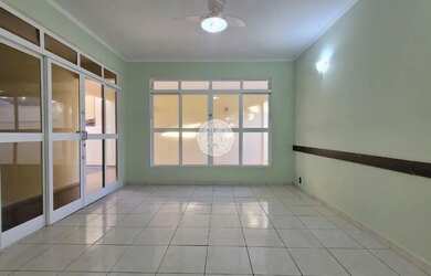 Imagem: O depósito possui 5 Vagas na garagem, 216m² de Área e Imóvel