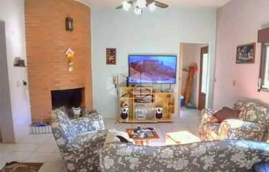 Imagem: A casa possui 3 Dormitórios, 2 Banheiros, 2 Vagas na garagem