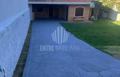 Imagem: A casa possui 3 Dormitórios, 1 Banheiro, 2 Vagas na garagem