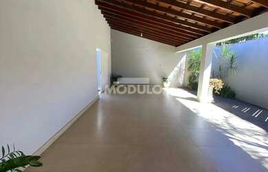 Imagem: A casa possui 3 Dormitórios, 2 Banheiros, 3 Vagas na garagem