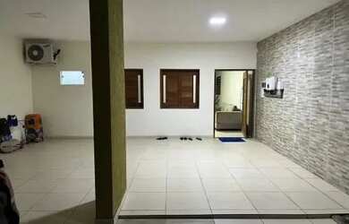 Imagem: A casa possui 3 Dormitórios, 2 Banheiros, 1 Vaga na garagem