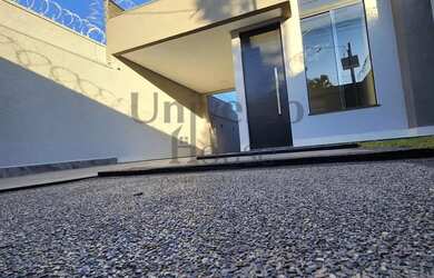 Imagem: A casa possui 3 Dormitórios, 3 Banheiros, 4 Vagas na garagem