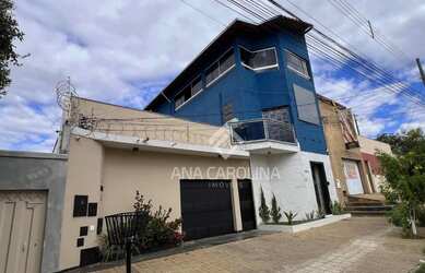 Imagem: A casa possui 2 Dormitórios, 1 Banheiro, 3 Vagas na garagem