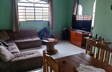 Imagem: A casa possui 3 Dormitórios, 2 Banheiros, 5 Vagas na garagem