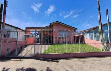 Imagem: A casa possui 3 Dormitórios, 2 Banheiros, 4 Vagas na garagem