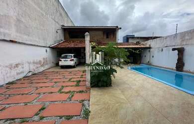 Imagem: A casa possui 4 Dormitórios, 3 Banheiros, 378m² de Área e