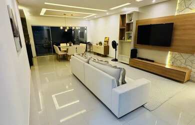 Imagem: A casa possui 3 Dormitórios, 3 Banheiros, 2 Vagas na garagem