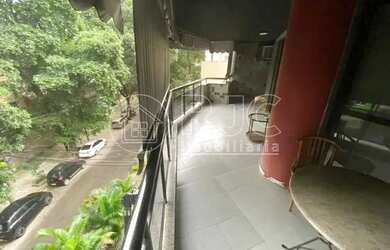 Imagem: O apartamento possui 4 Dormitórios, 5 Banheiros, 3 Vagas na