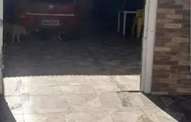 Imagem: A casa possui 2 Dormitórios, 1 Banheiro, 3 Vagas na garagem