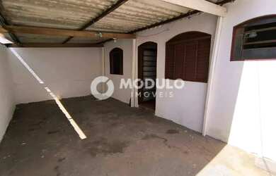 Imagem: A casa possui 2 Dormitórios, 1 Banheiro, 2 Vagas na garagem