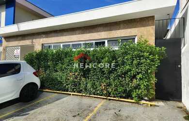 Imagem: A casa possui 5 Dormitórios, 4 Banheiros, 4 Vagas na garagem