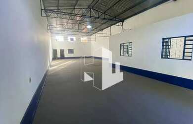 Imagem: O depósito possui 2 Vagas na garagem, 250m² de Área e está