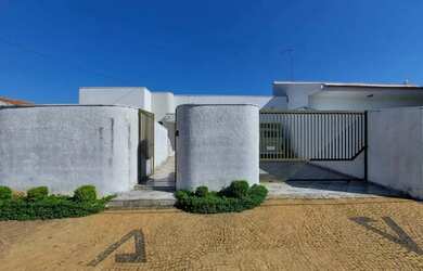 Imagem: A casa possui 3 Dormitórios, 2 Banheiros, 4 Vagas na garagem